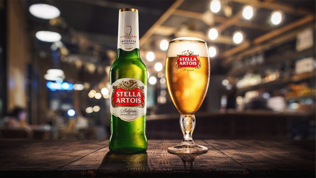 Пакувальник пива Stella Artois в Лювені (Бельгія)
