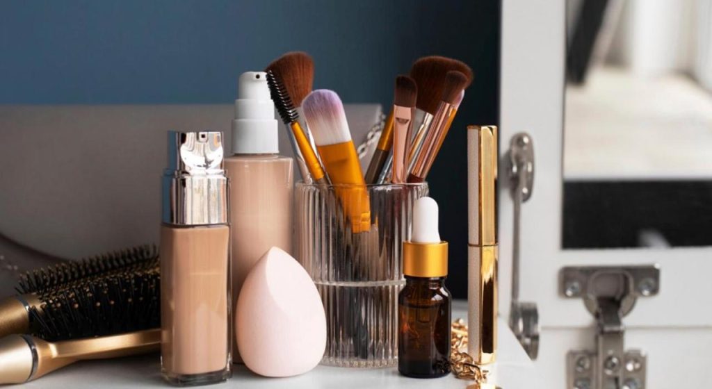 Упаковщик косметики