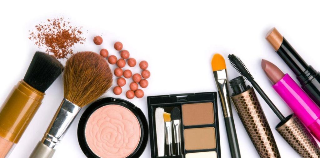 Упаковщик косметики