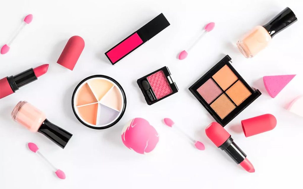 Упаковщик косметики